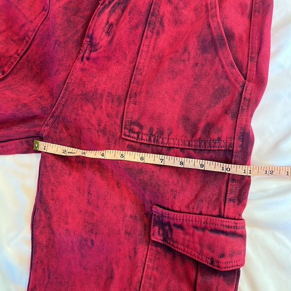 Raspberry colored acid wash cargo jeans - Picture 14 of 14